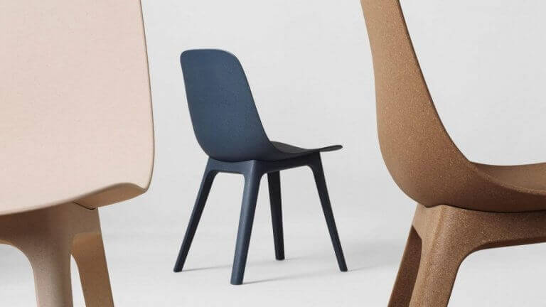 Blauwe en bruine stoelen