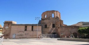 Het cultureel centrum van de piaristen - herstelde ruïnes