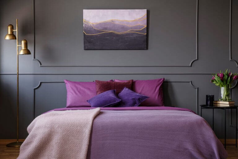 Slaapkamer met paarse deken