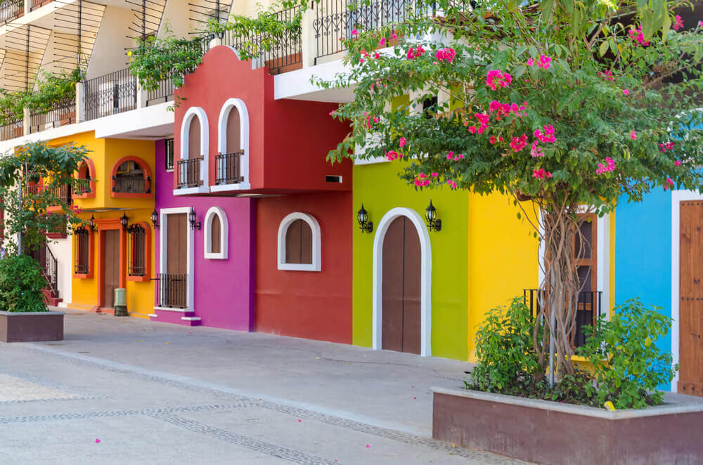 De Mexicaanse architectuur heeft felgekleurde gevels