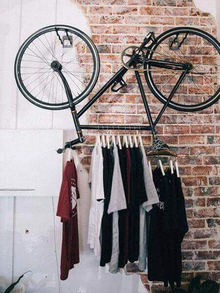 Oude fietsen in je interieur als kledingrek