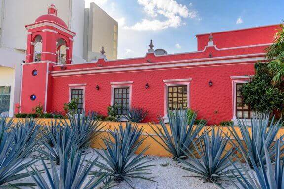 Mexicaans gebouw in een rode kleur