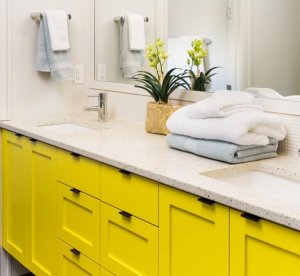 Badkamer met een gele kast
