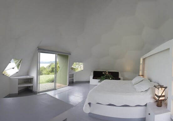 Slaapkamer met zeshoekige panelen