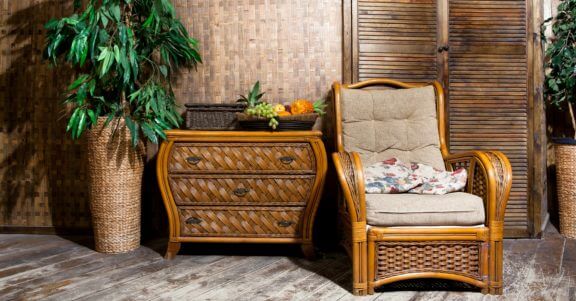 Je kunt je zomerhuis met houten meubels decoreren