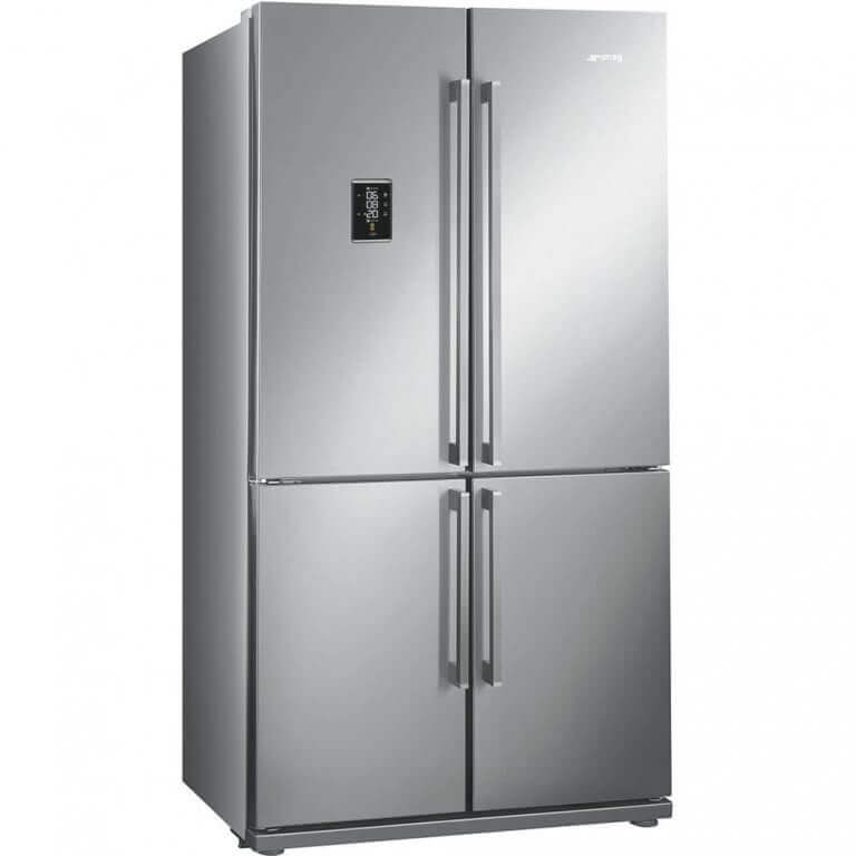 Grote zilverkleurige koelkast