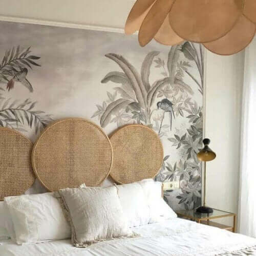 Een slaapkamer met een tropisch thema