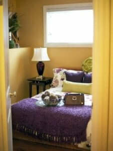 Kleurenschema's voor je slaapkamer: paars, geel en grijs