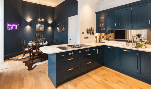 Pruisisch blauw in een keuken