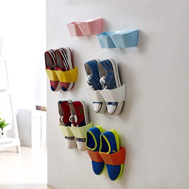 Schoenen hangen aan de muur