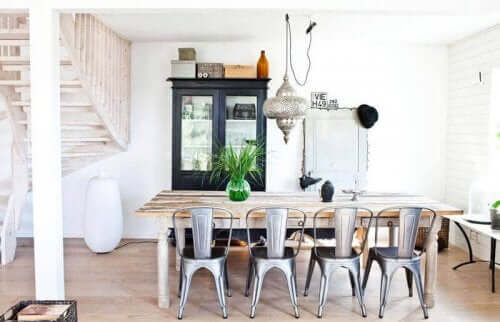 Een keuken met zilveren stoelen