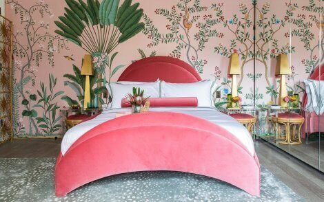 Slaapkamer met een tropisch interieur