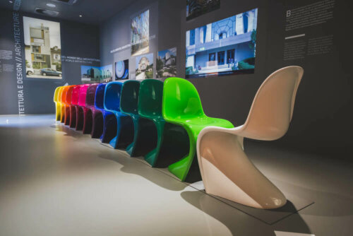 Rij gekleurde Panton-stoelen