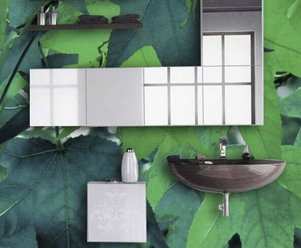 Badkamer met bladeren op de muur
