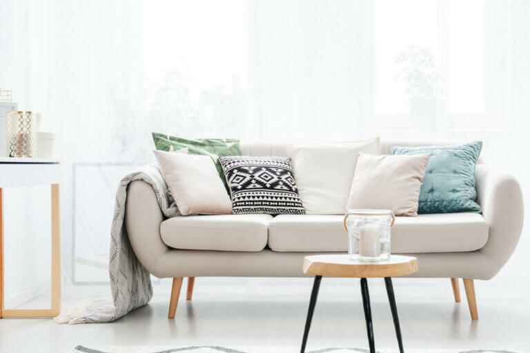 Een beige bank - het perfecte bijpassende meubilair