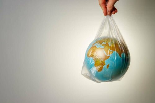 De aarde verstikt in een plastic zakje
