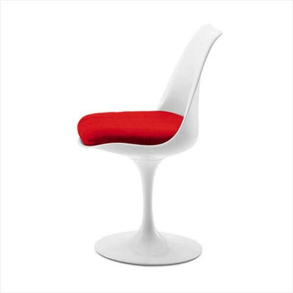 Witte stoel met rood kussen