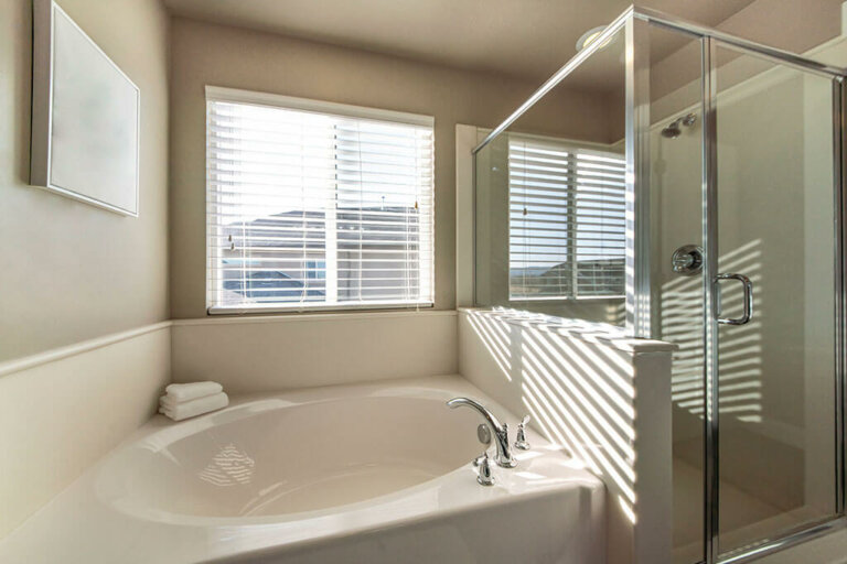 Krijg meer licht in je badkamer met een douchescherm
