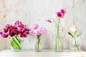 Hoe je je bloemen schikt en een glazen vaas decoreert