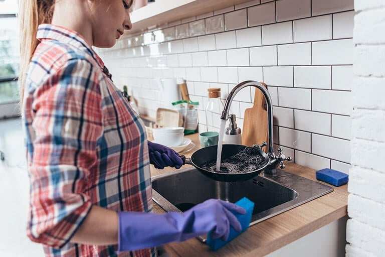 Hoe maak je een aangebrande pan schoon?