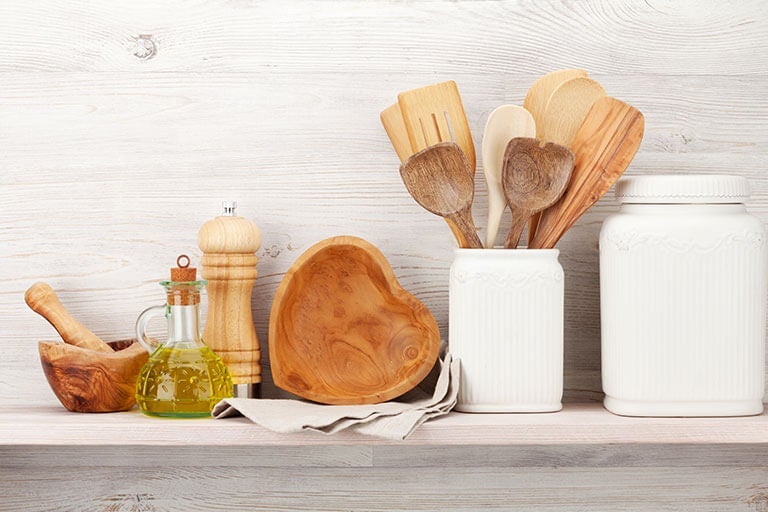 Leer hoe je houten keukengerei kunt desinfecteren