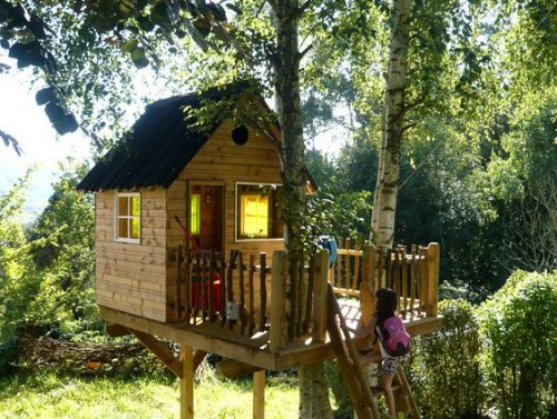casinhas de madeira para crianças na árvore