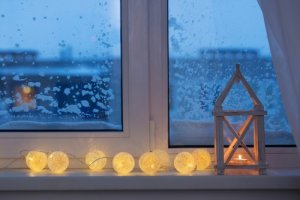Como usar grinaldas de luzes para criar ambientes românticos