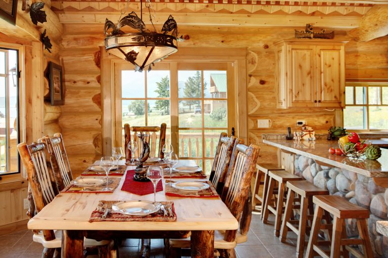 sala de jantar de uma casa de campo