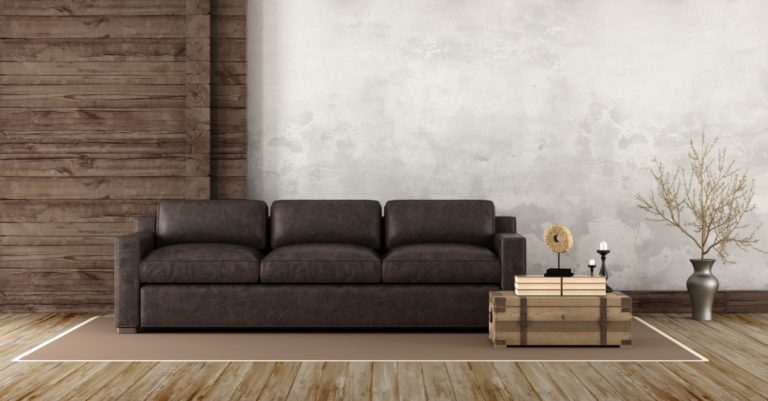 sala de estar no estilo rústico com sofá de pele