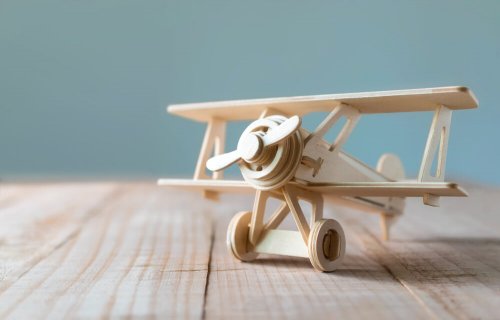avião de brinquedo de madeira