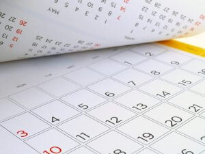 Crie um calendário personalizado usando papelão