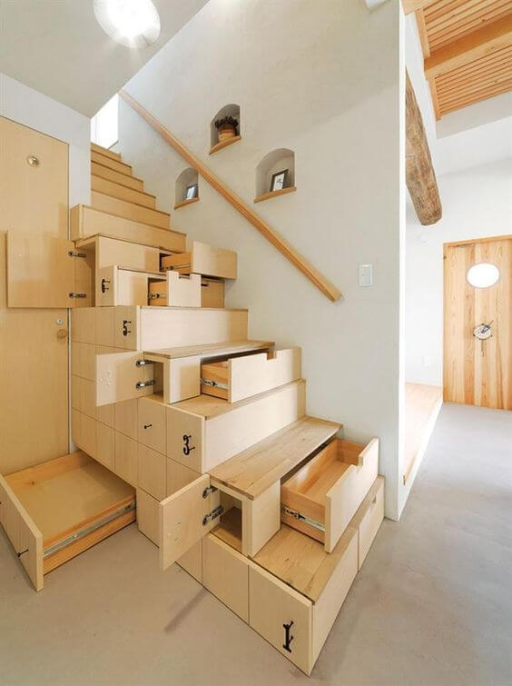 Escadas fixas com espaço de armazenamento