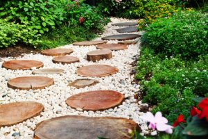 Como criar um caminho de cascalho para o seu jardim