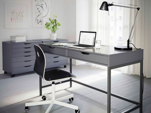 A mesa ALEX é uma das mesas de escritório da IKEA
