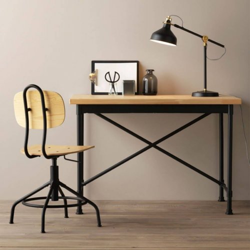 A mesa KULLABERG é uma das mesas de escritório da IKEA