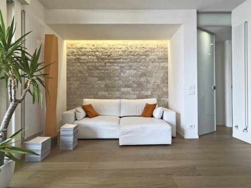 A sala de estar pode ser decorada com paredes de pedra