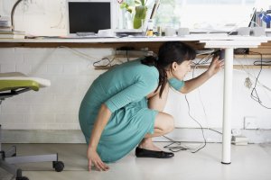 Como esconder os fios e cabos elétricos no escritório