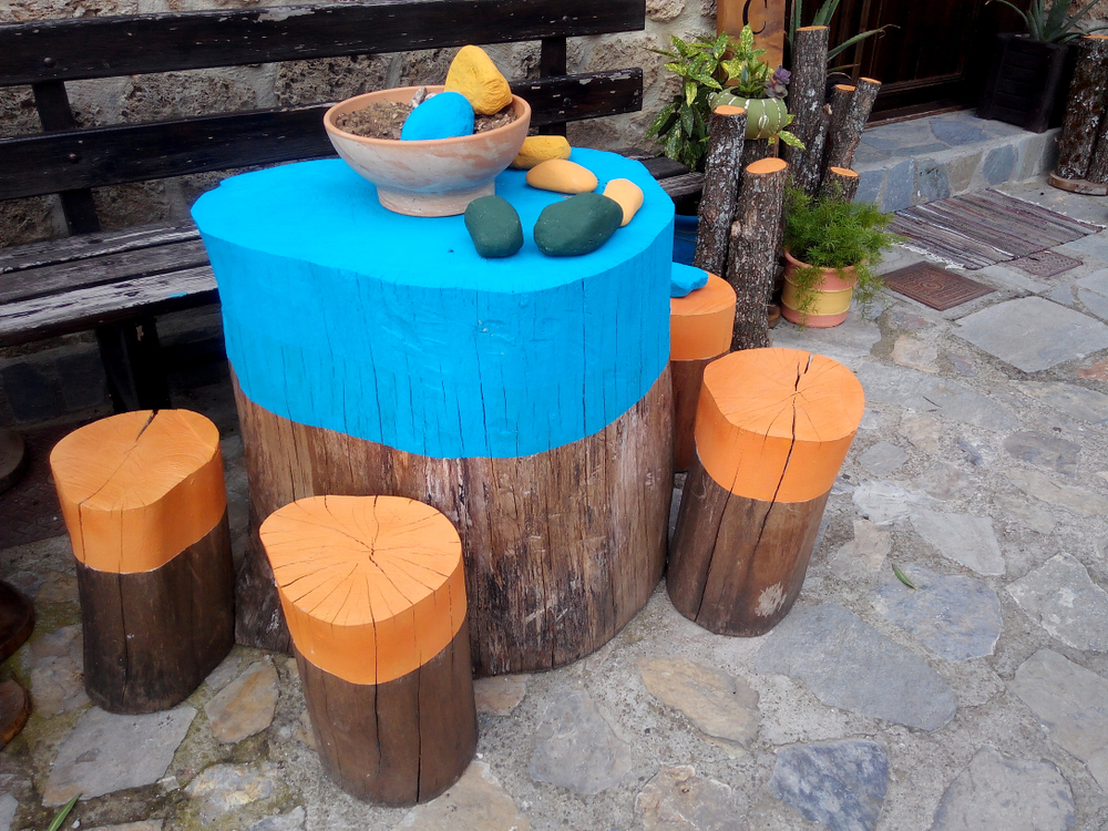 mesas com troncos de madeira