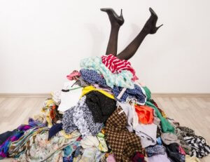 Excesso de roupas no armário: o que fazer com elas?