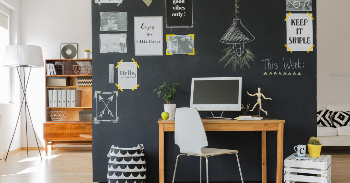 escritorio em casa com quadro negro