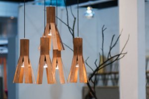 Luminárias de lâminas de madeira: ecologia e distinção