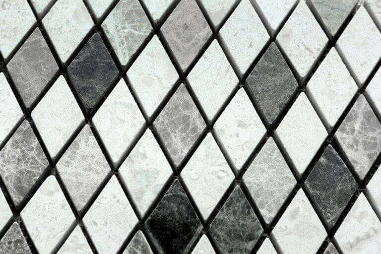 Pisos revestidos com azulejos geométricos