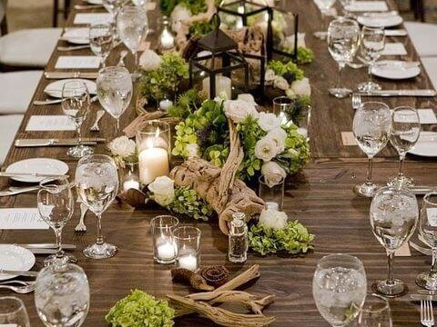 Centro de mesa floral feito de madeira flutuante