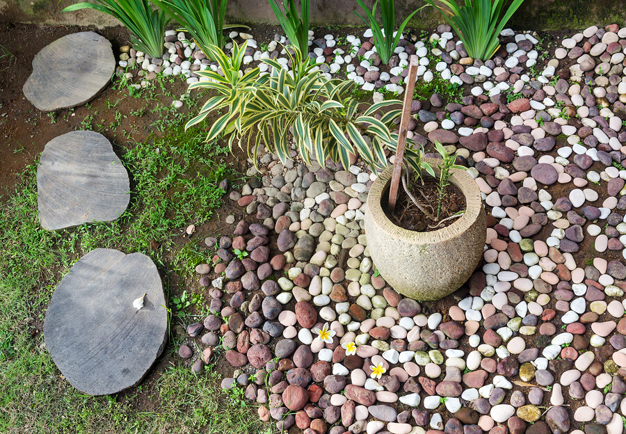 Pedras de rio no jardim