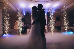 Iluminação interna para uma festa de casamento
