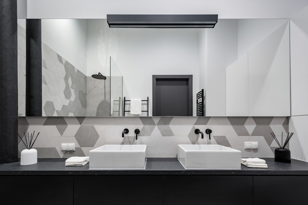 Banheiro decorado com paleta de cinza