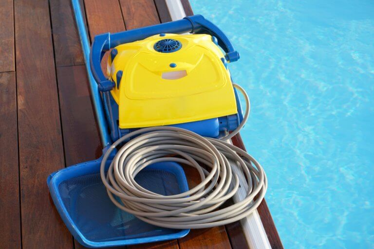 O robô para limpar piscinas não altera a composição da água