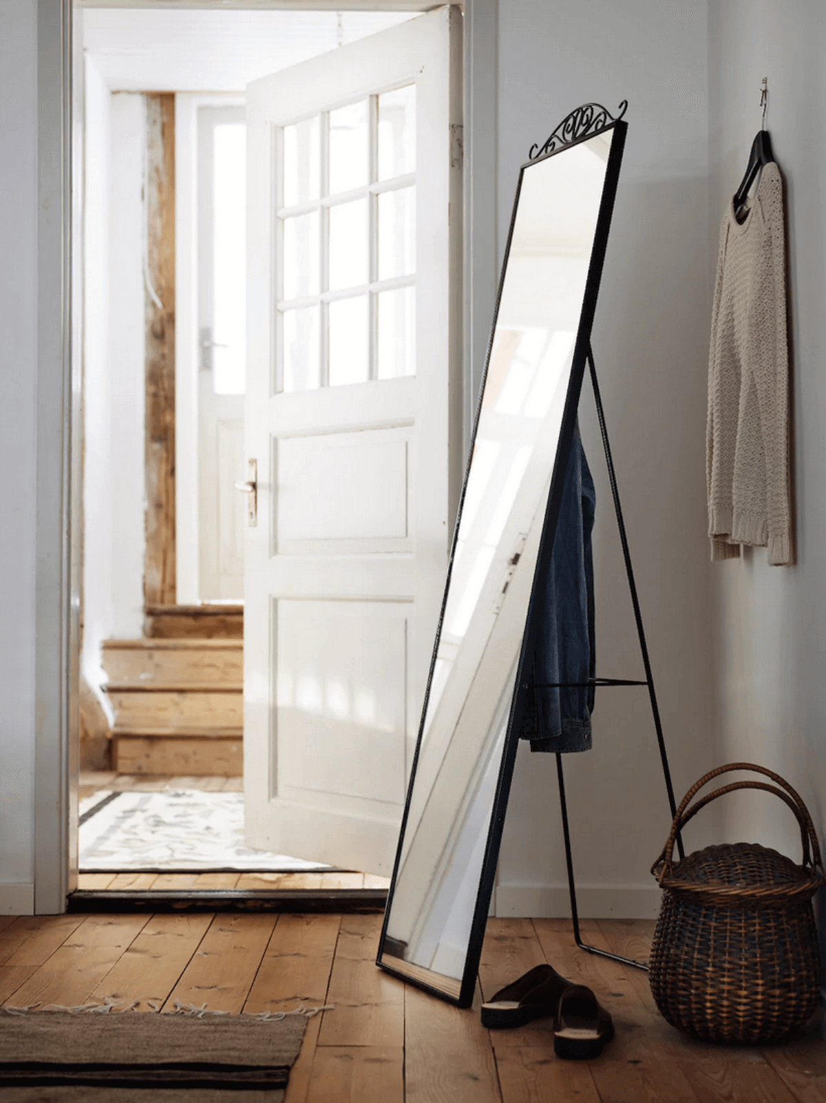 Espelhos de chão: uma tendência que multiplica a beleza da sua casa