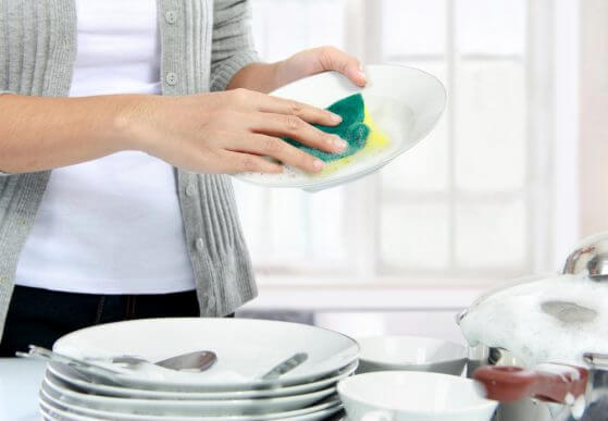 bulaşık yıkayan kadın