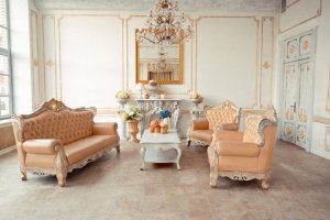 Somon renkli koltuklar ve altın detaylarla dekore edilmiş İngiliz tarzı salon